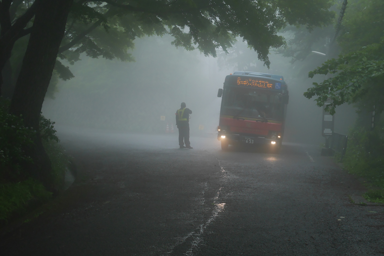 霧のバス停